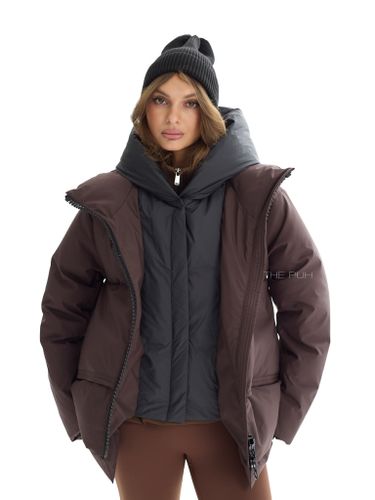 Шоколадный пуховик с акцентной молнией