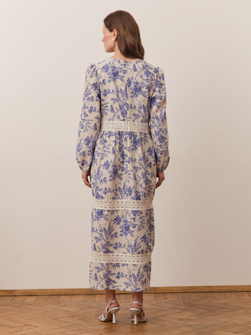 Платье с кружевными вставками