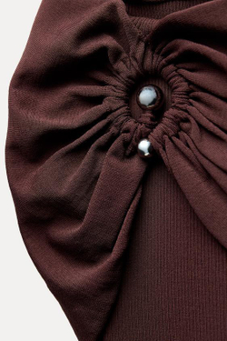 ZARA ТРИКОТАЖНЫЙ ТОП С ОТКРЫТЫМИ ПЛЕЧАМИ И МЕТАЛЛИЧЕСКИМ КОЛЬЦОМ, КОРИЧНЕВЫЙ