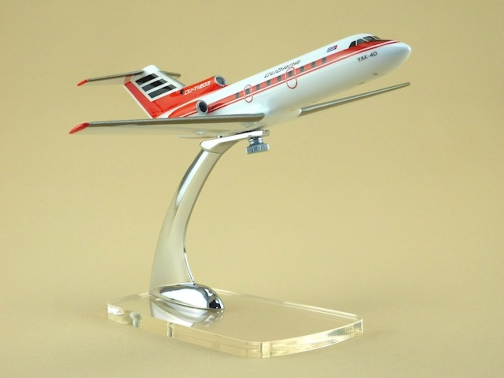 Модель самолета Як-40 (М1:100, Cubana)