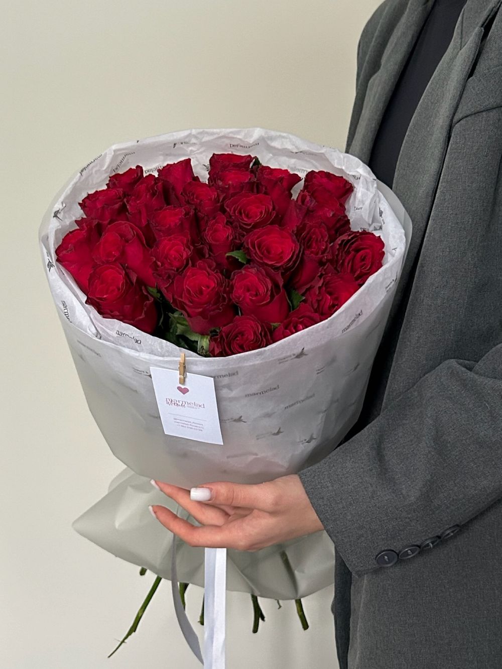 Букет 25 красных роз в оформлении