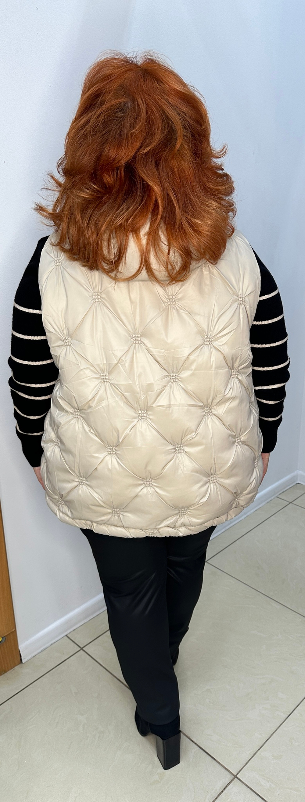 Бежевый жилет на пуху