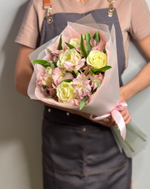 Букет из живых срезанных цветов роз и альстромерий, белые розы 5 шт.