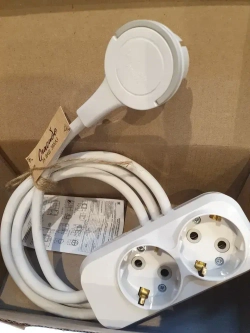 Удлинитель электрический 2 розетки 1.5 Метра с плоской потайной вилкой невидимкой С кольцом (за шкаф)