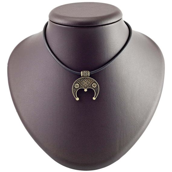 Изображение Лунница оберег плодородия из бронзового сплава на постаменте.