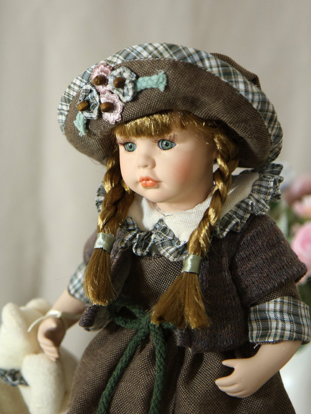 Кукла фарфоровая 12' на подставке