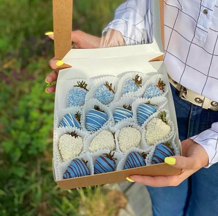 Коробочка из 16 клубник в шоколаде blue