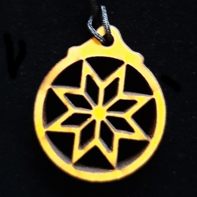 Славянский оберег "Алатырь" прорезной. Цвет "Лиственница" Материал Ясень. Диаметр 3 см. Шнурок 50 см