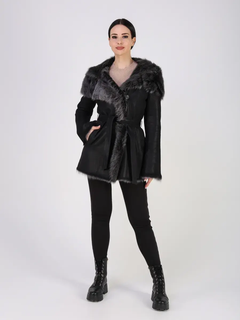 Дубленка зимняя натуральная с капюшоном короткая