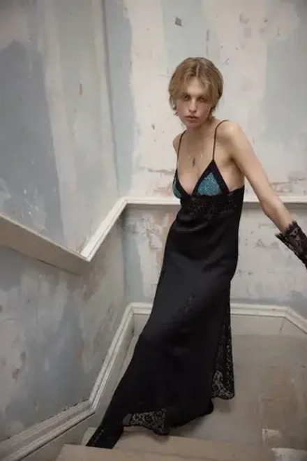 ZARA ПЛАТЬЕ С КОНТРАСТНОЙ ВЫШИВКОЙ И БУСИНАМИ, ЧЕРНЫЙ