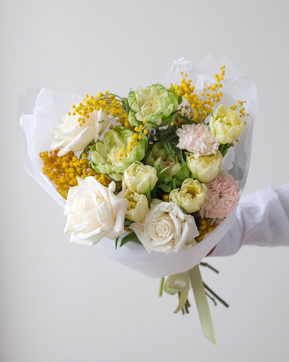 Весенний букет с мимозой, тюльпанами Авангард и розами Вегги и Плая Бланка