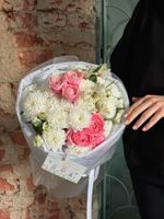 Букет из кустовой пионовидной розы, альстромерии и хризантемы