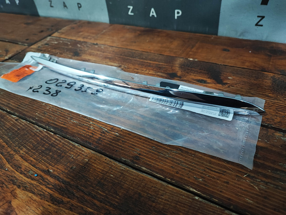 Накладка решетки радиатора Mercedes E Coupe C238 20-нв Б/У Оригинал A2388881800