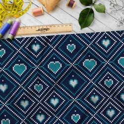 Ткань блэкаут сердечки в ромбах на синем свитере