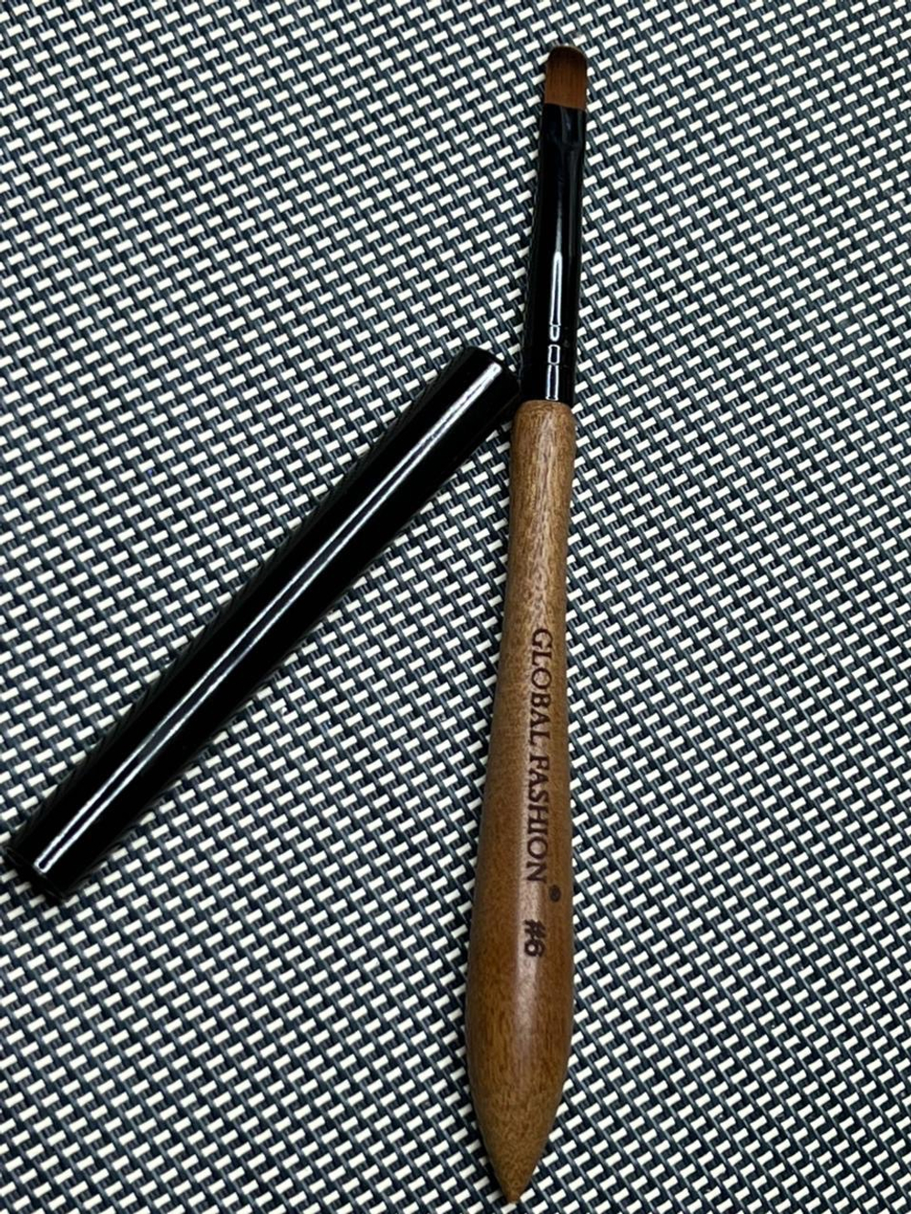 Кисть с деревянной ручкой