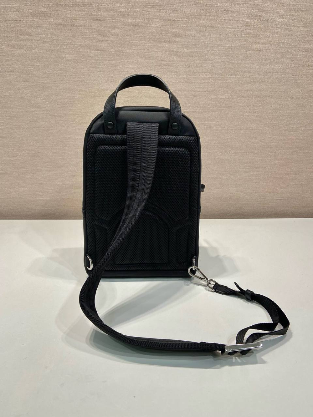 Сумка-слинг Prada
