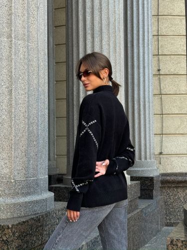 Черный свитер с узором на рукавах