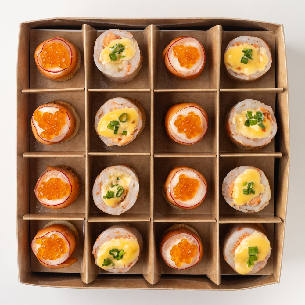 Бокс канапе с дальневосточным лососем и рулетиками из креветок с семгой