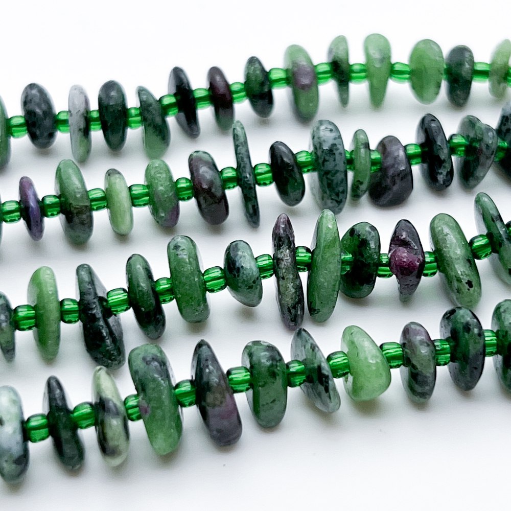 Цоизит с корундом бусины, галтовка, размер около 9-13*2-4 мм, цена за отрезок 19 см (1/2 нити)