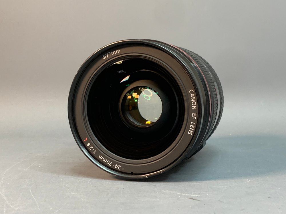 Canon EF 24-70mm 2.8 L USM, немного туго вращаются кольца зума и фокусировки