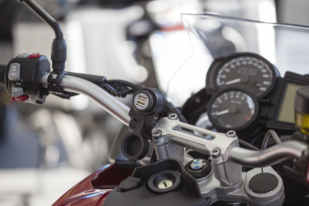 USB-розетка с 2-мя выходами USB на руль 2000А