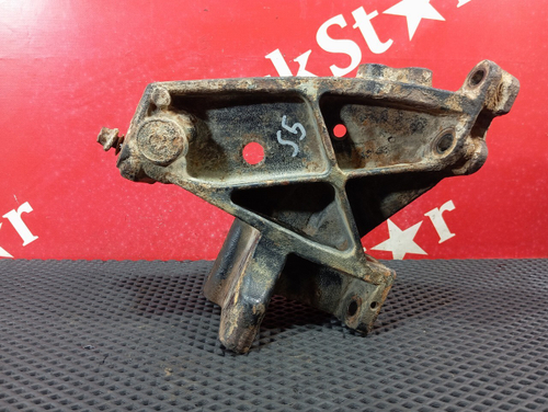 Кронштейн бампера правый