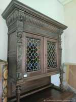 Старинный узкий буфет с витражами