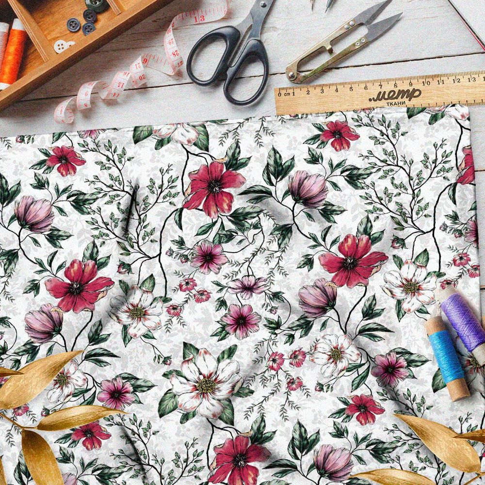 Ткань штапель яркие цветы и листья с контуром на белом фоне