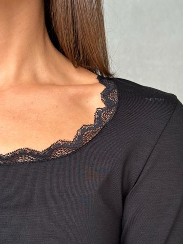 Черный хлопковый лонгслив с кружевом
