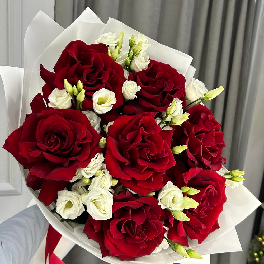 Элегантный букет бордовая французская Роза и эустома