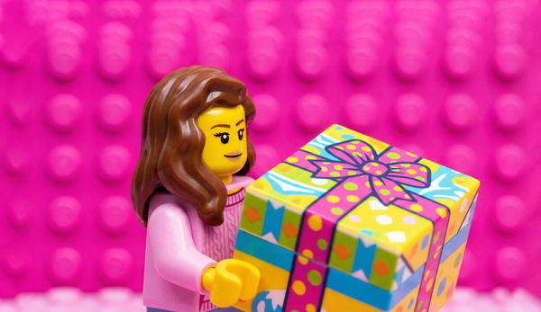 Подарки девушкам, девочкам и женщинам на 8 марта: куклы, конструкторы и сюрпризы Подарки девушкам, девочкам и женщинам на 8 марта: куклы, конструкторы и сюрпризы