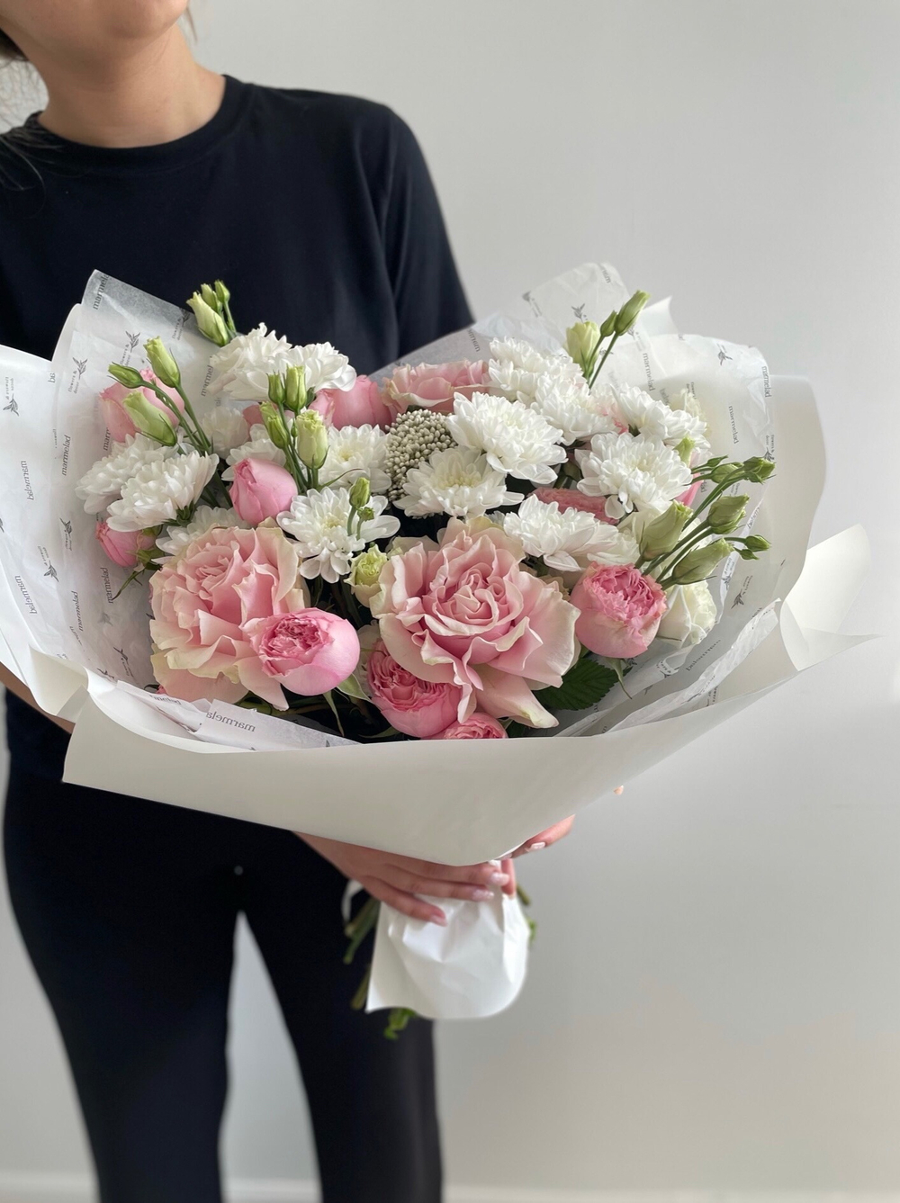 Сборный букет из хризантемы, белого лизиантуса, кустовой пионовидной розы и озотамнуса