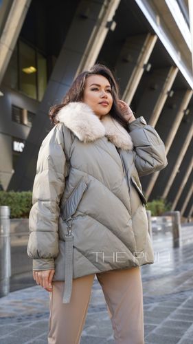 Женский укороченный пуховик с меховым воротником