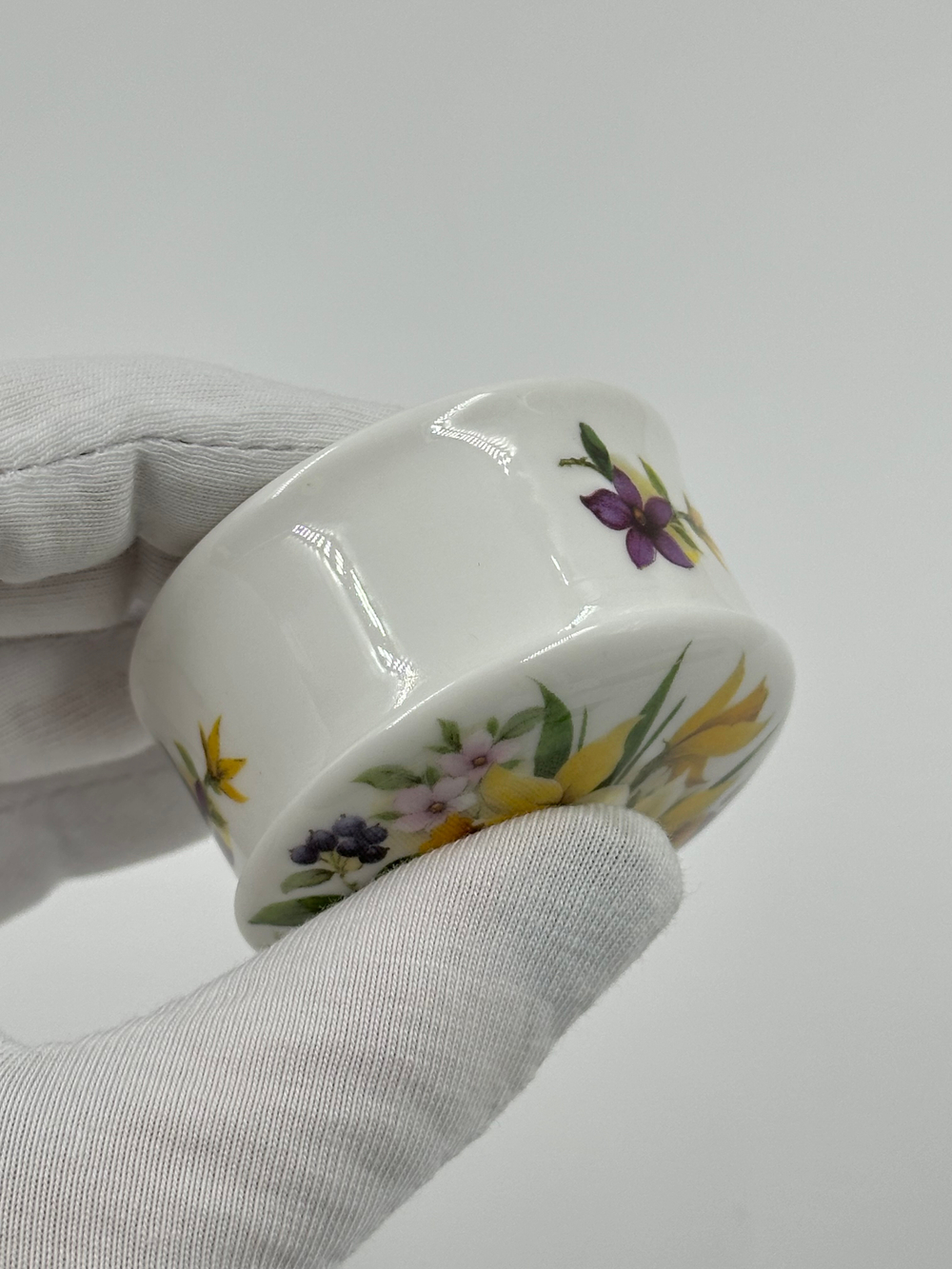 Миниатюрная шкатулка с цветами