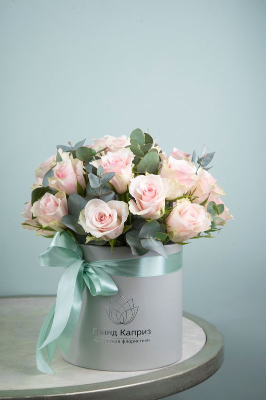 Композиция из 25 роз Атена Пинк с эвкалиптом