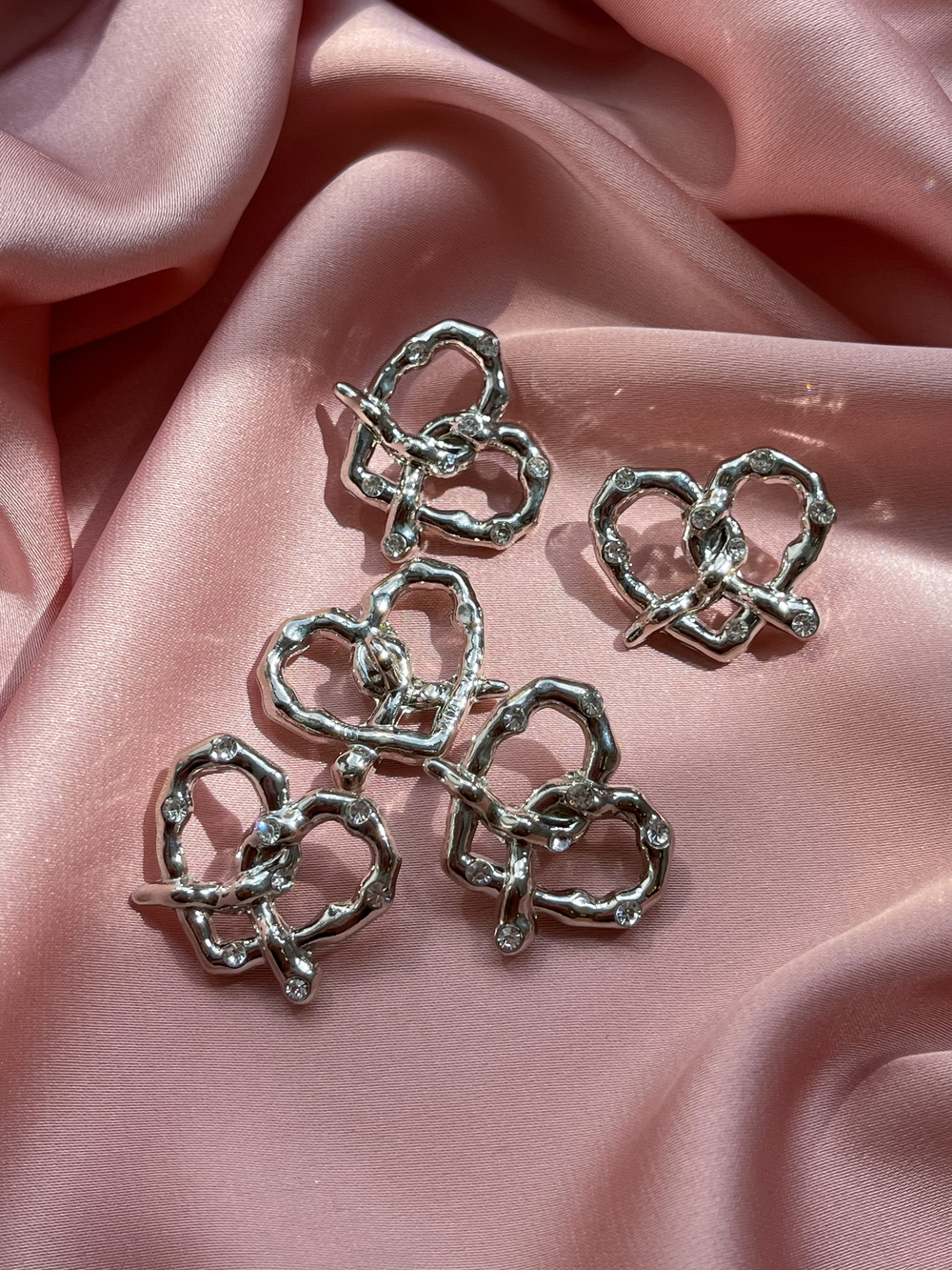 Пуговицы серебристые крендельки-сердечки со стразами