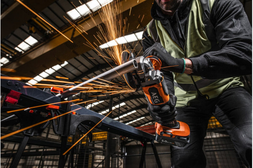 Углошлифмашина аккумуляторная AEG BEWS18-125BLPX2-502C 4935480858 125 мм