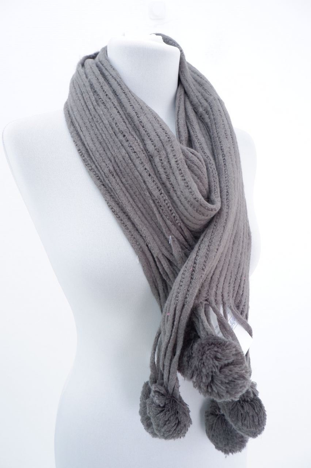 Шарф с помпонами