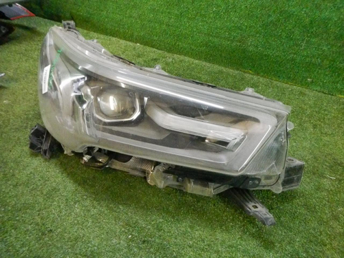 Битая Фара правая Toyota Hilux 8 (2020-н.в.) LED