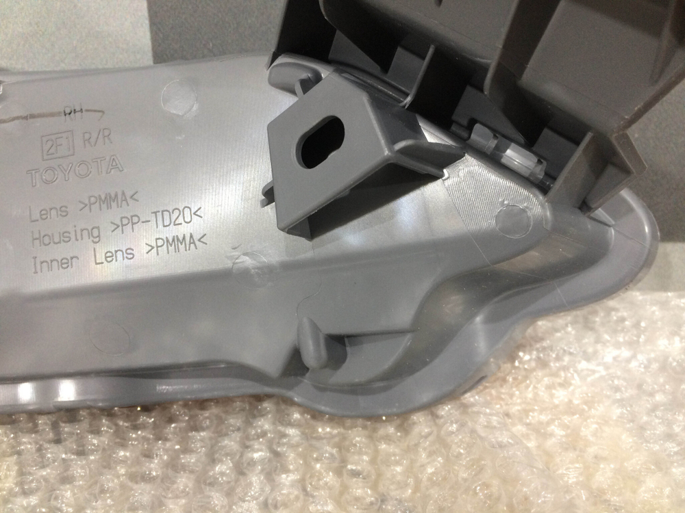 Катафот задний правый RAV4 XA40 12-15 Новый Оригинал 8148042040