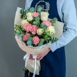 Букет белых роз с розовыми диантусами