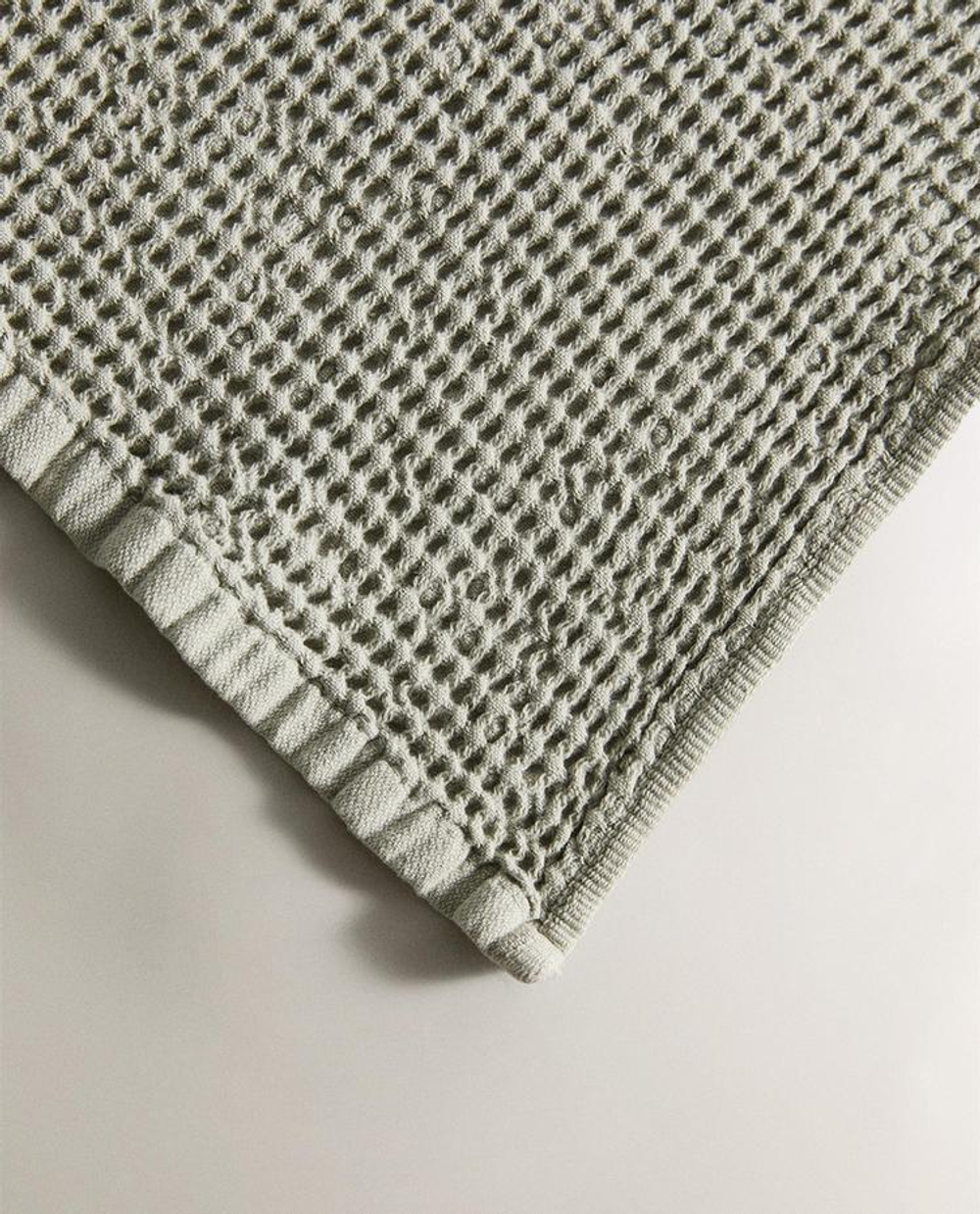 ZARA HOME БАННОЕ ПОЛОТЕНЦЕ С ВАФЕЛЬНЫМ УЗОРОМ, ЗЕЛЕНЫЙ