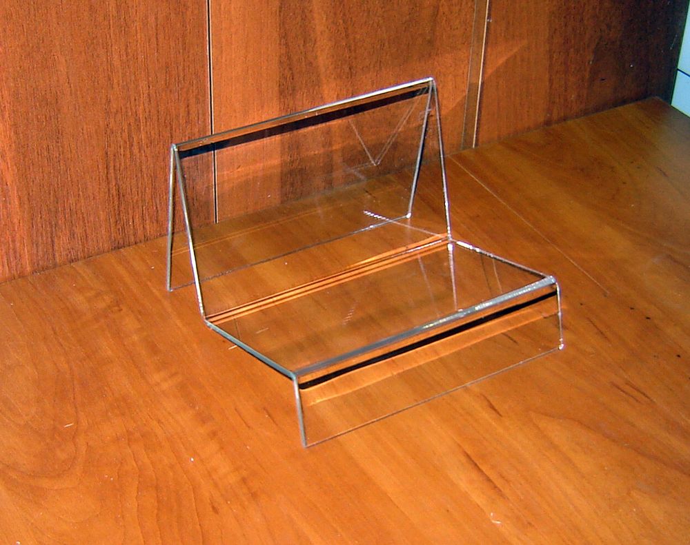 Подставка для сумки в витрину акриловая