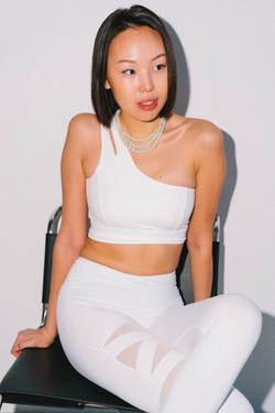 Спортивный топ на одно плечо