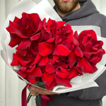 Моно-букет красных французских роз в белой упаковке 5шт.