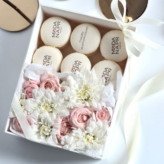 Набор макаронс с логотипом (6 шт) и цветами