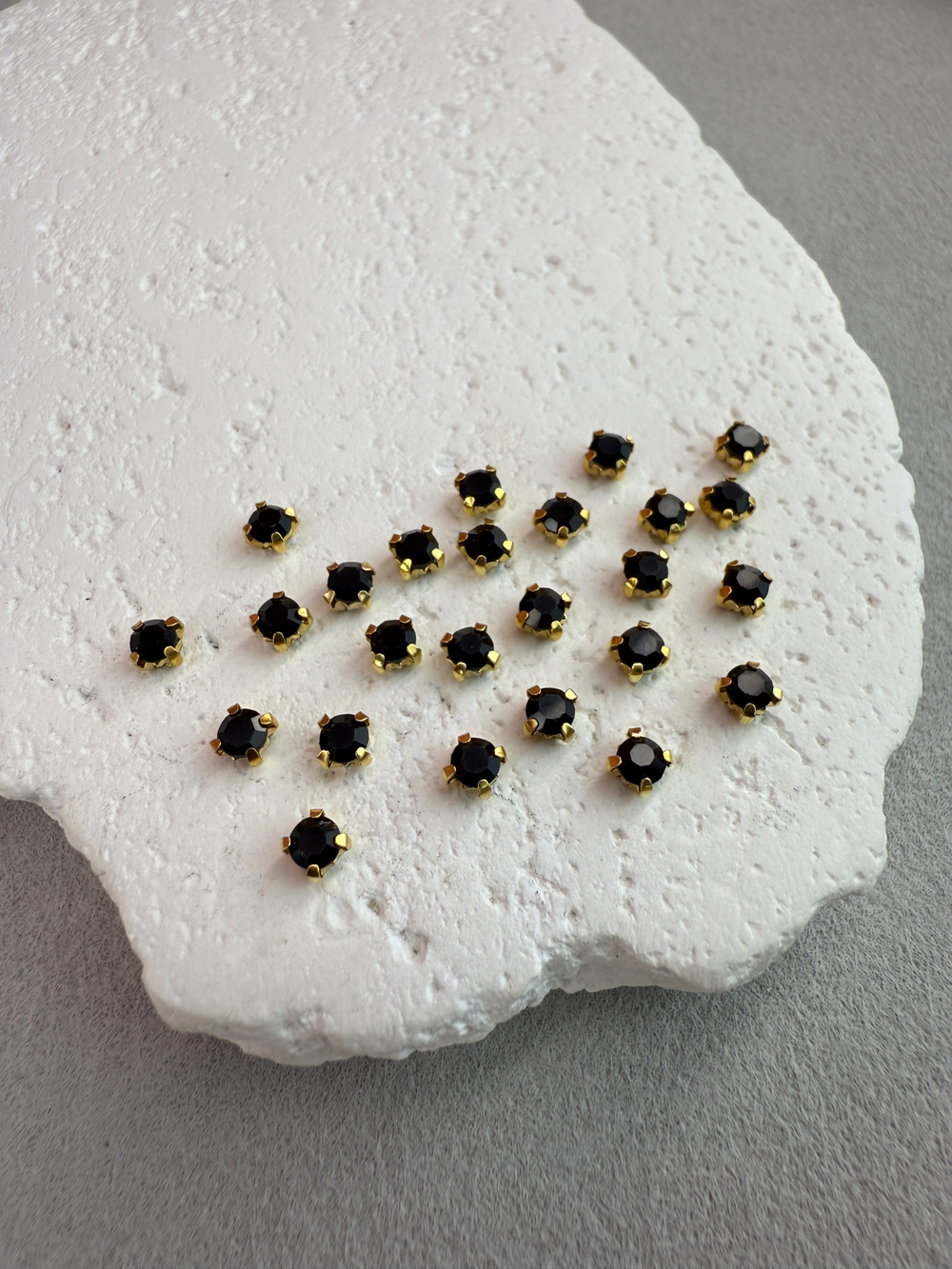 Шатоны 4 мм, Черный в золоте, 25 шт