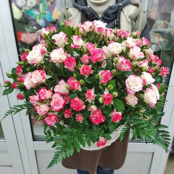 Корзина с кустовыми розами сортов "Фаер Вокс" и "Рефлекс"