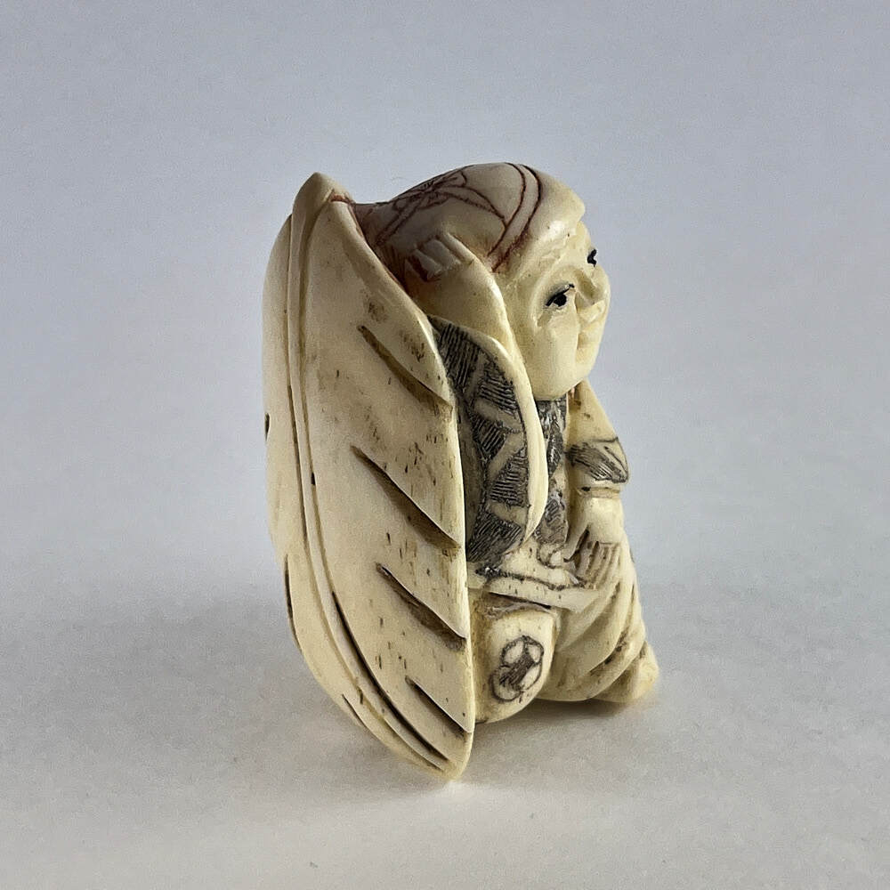 Статуэтка нэцкэ Ребенок карако на огромном листе