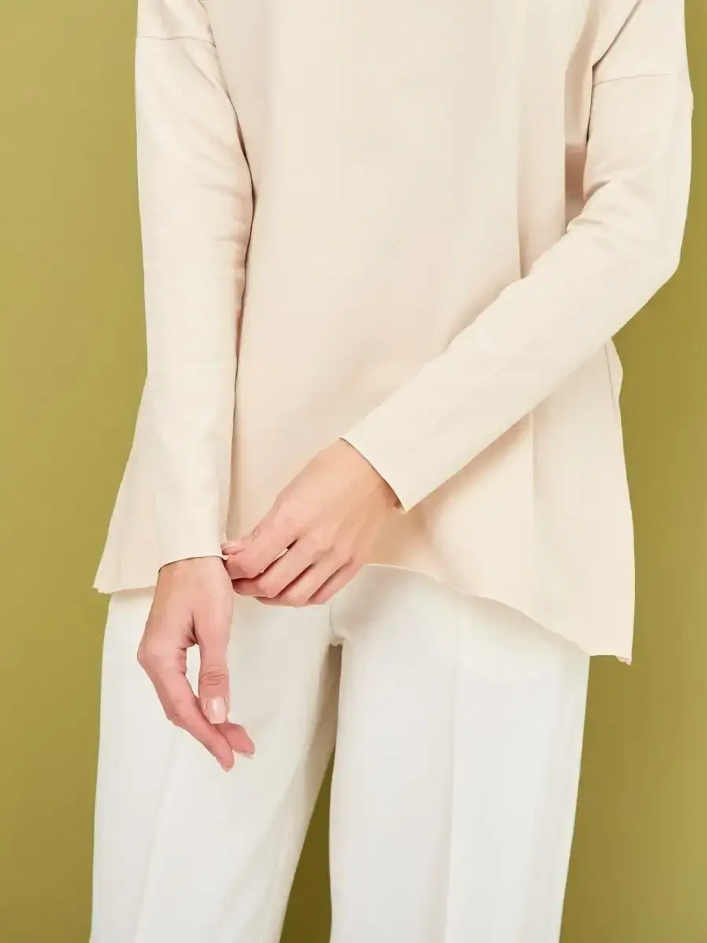 Лонгслив оверсайз с вырезом лодочка